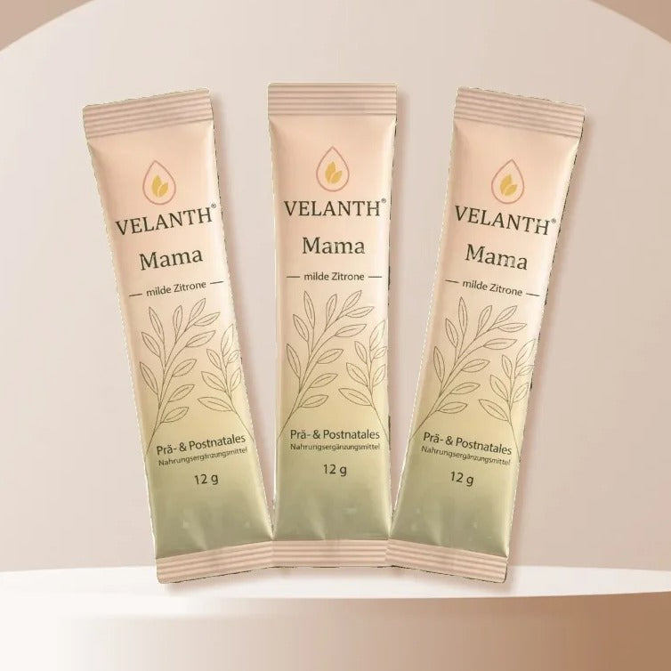 VELANTH Mama Probeset – drei Sachets à 12 g auf cremefarbenem Podest